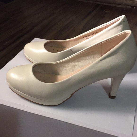 New Daphne Heels - Picture 1 of 3